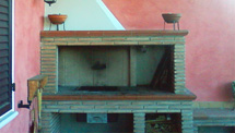Vista frontale di un barbecue realizzato dalla ditta Fratelli Giannini