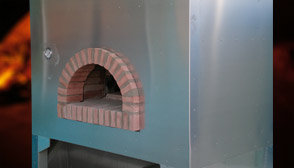 Forno a legno, modello ‘Cubo’, realizzato dalla ditta Fratelli Giannini