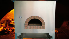 Forno a legno, modello ‘Cubo’, realizzato dalla ditta Fratelli Giannini