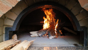 Forno a legno, modello ‘Cubo’, realizzato dalla ditta Fratelli Giannini