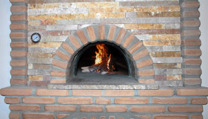 Forno a legno, modello ‘Cubo’, realizzato dalla ditta Fratelli Giannini