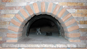 Forno a legno, modello ‘Cubo’, realizzato dalla ditta Fratelli Giannini