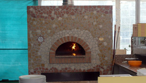 Forno a legno, modello ‘Cubo’, realizzato dalla ditta Fratelli Giannini